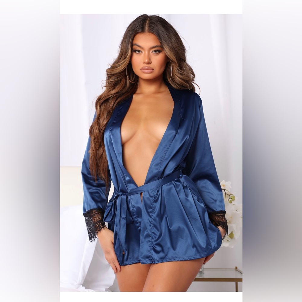 Bring Your Passion Lace Satin
Robe - Blue/Black